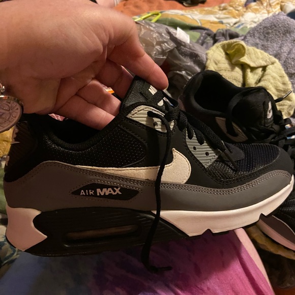 Size 9 very nice shoe . But does have a imperfection on right shoe - Picture 5 of 6